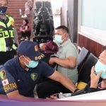 Polisi Berbagi Camilan dan Layanan Kesehatan untuk Penumpang di Bandara Soekarno-Hatta