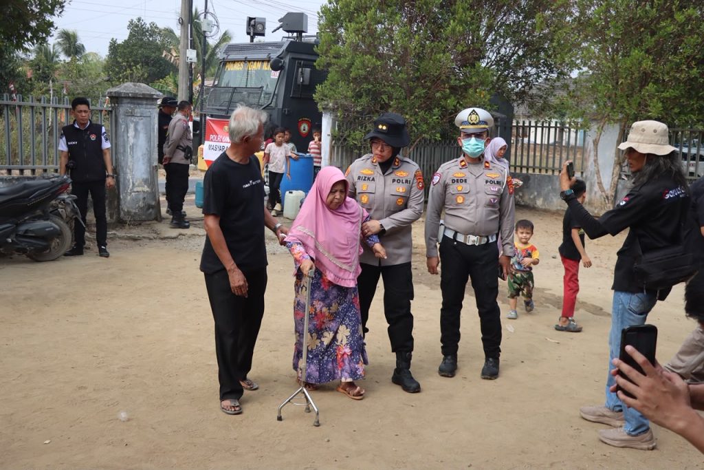 Polres Ogan Ilir Adakan Pemeriksaan Kesehatan Gratis dan Pembagian Masker serta Obat-obatan saat Musim Kemarau