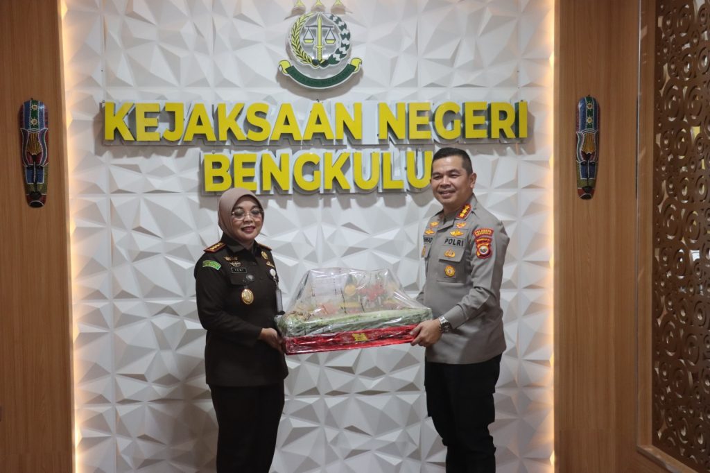 Polresta Bengkulu Gelar Kejutan Tumpeng Pererat Sinergitas dengan Kejari