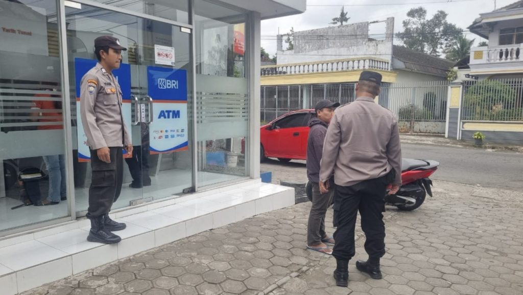 Polsek Nglegok Patroli di ATM BRI, Imbau Warga Waspada Kriminalitas dan Penipuan Online