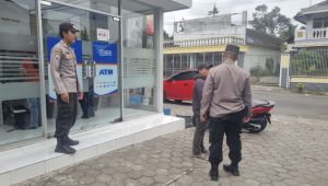 Polsek Nglegok Patroli di ATM BRI, Imbau Warga Waspada Kriminalitas dan Penipuan Online