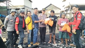Polsek Tulung Selapan dan Pemerintah Kecamatan Salurkan Bantuan Sosial untuk Korban Kebakaran