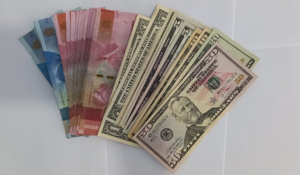 Rupiah Ditutup Melemah ke Rp17.657 per Dolar AS, Dolar Global Terdongkrak Sikap Hawkish The Fed
