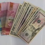Rupiah Ditutup Melemah ke Rp17.657 per Dolar AS, Dolar Global Terdongkrak Sikap Hawkish The Fed