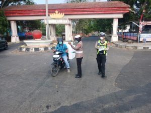 Satlantas Lampung Selatan Bagikan Masker Demi Cegah Gangguan Pernapasan dan Risiko Kecelakaan