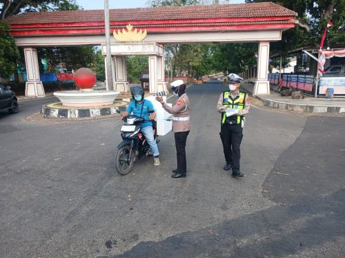 Satlantas Lampung Selatan Bagikan Masker Demi Cegah Gangguan Pernapasan dan Risiko Kecelakaan