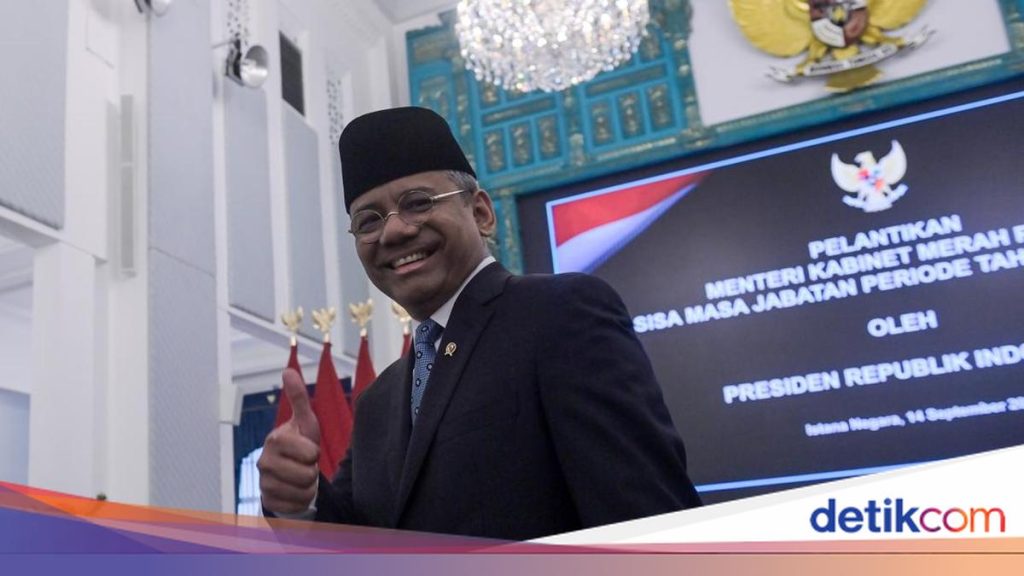 Suahasil Nazara Terima iPad dari Purbaya Usai Jabat Menkeu