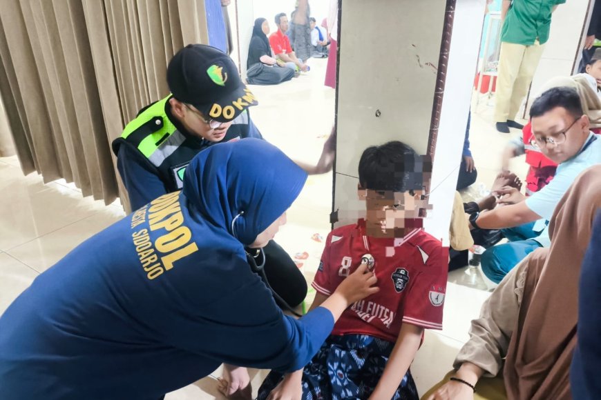Tim Dokkes Polresta Sidoarjo Gelar Pemeriksaan Kesehatan untuk Ratusan Santri di Tanggulangin
